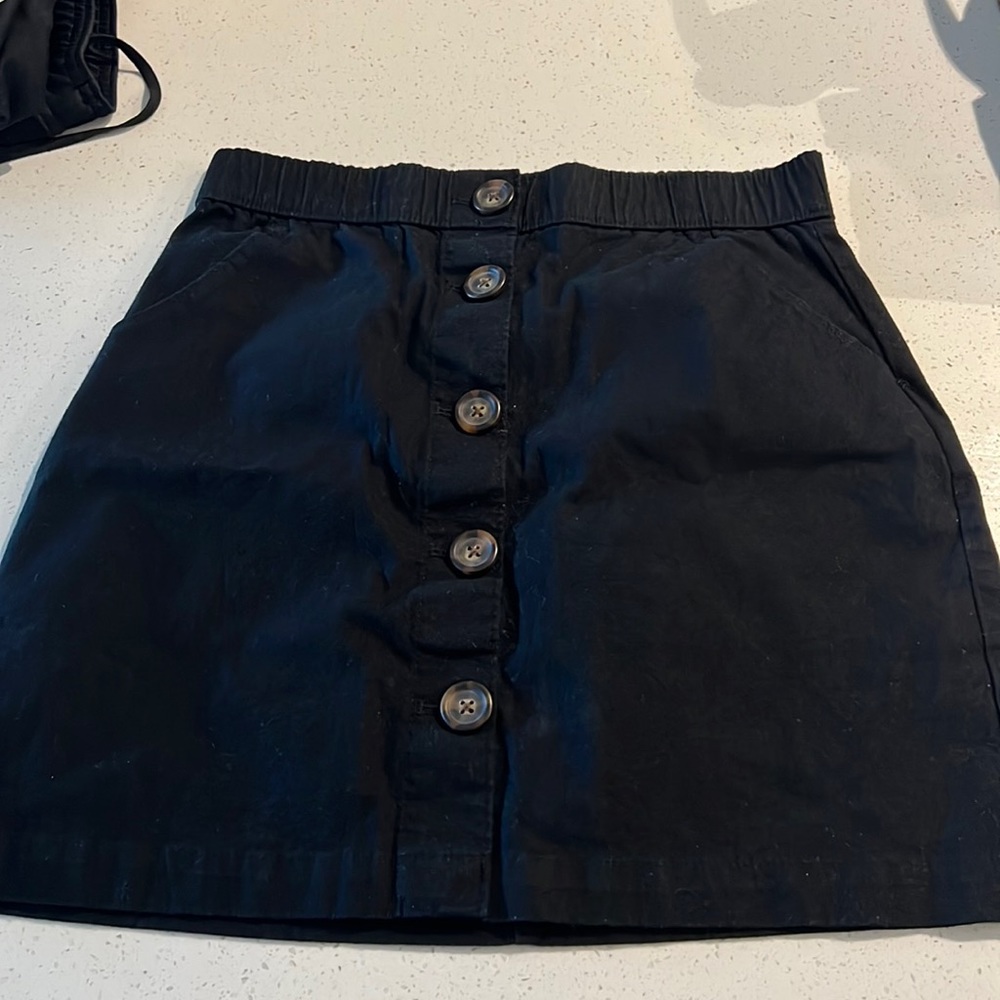 Black mini skirt w/pockets